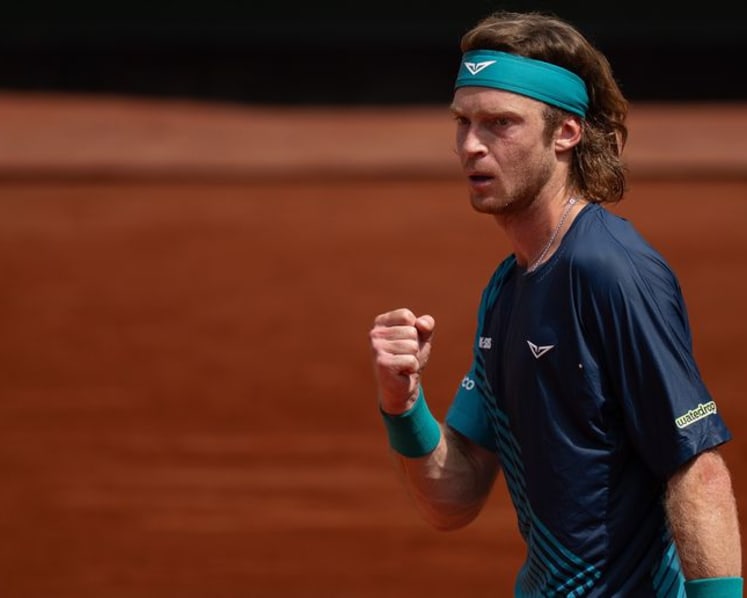 Rublev's red mane grows on fans as results shift perception