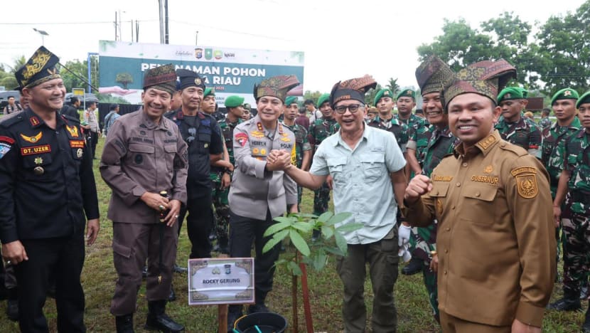 Antisipasi kebakaran hutan tahunan, Polda Riau gelar apel kesiapsiagaan dan penanaman pohon