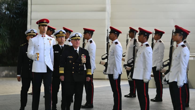 Presiden Halimah beri anugerah tentera kepada Ketua Operasi Tentera Laut Amerika Syarikat