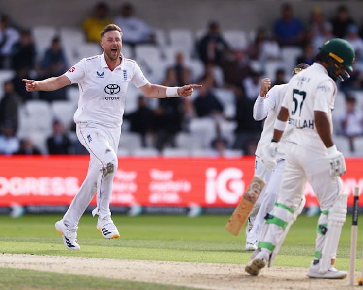 Robinson and Tongue put England on top against Pakistan