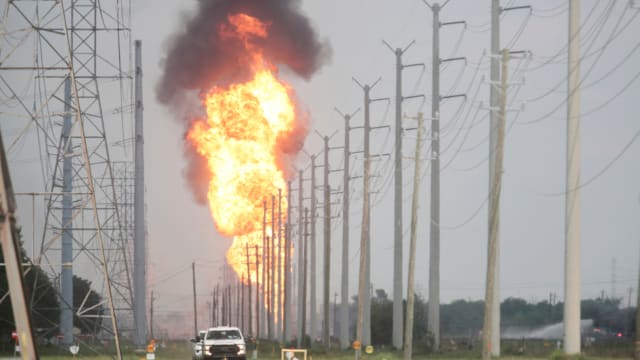 美国拉波特液化天然气管道爆炸引发大火