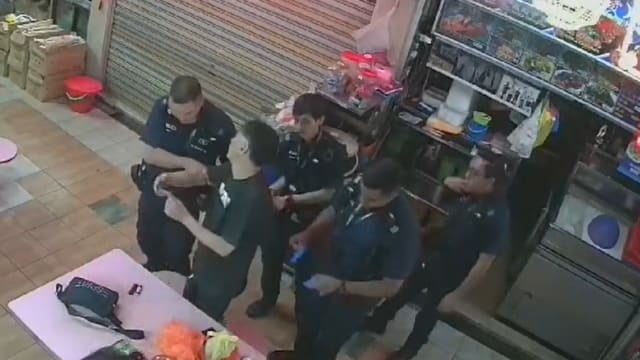 深夜持刀和管子到熟食中心 53岁男子当场被捕