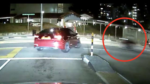 勿洛北3道高速行驶 摩托车骑士与汽车相撞后翻车