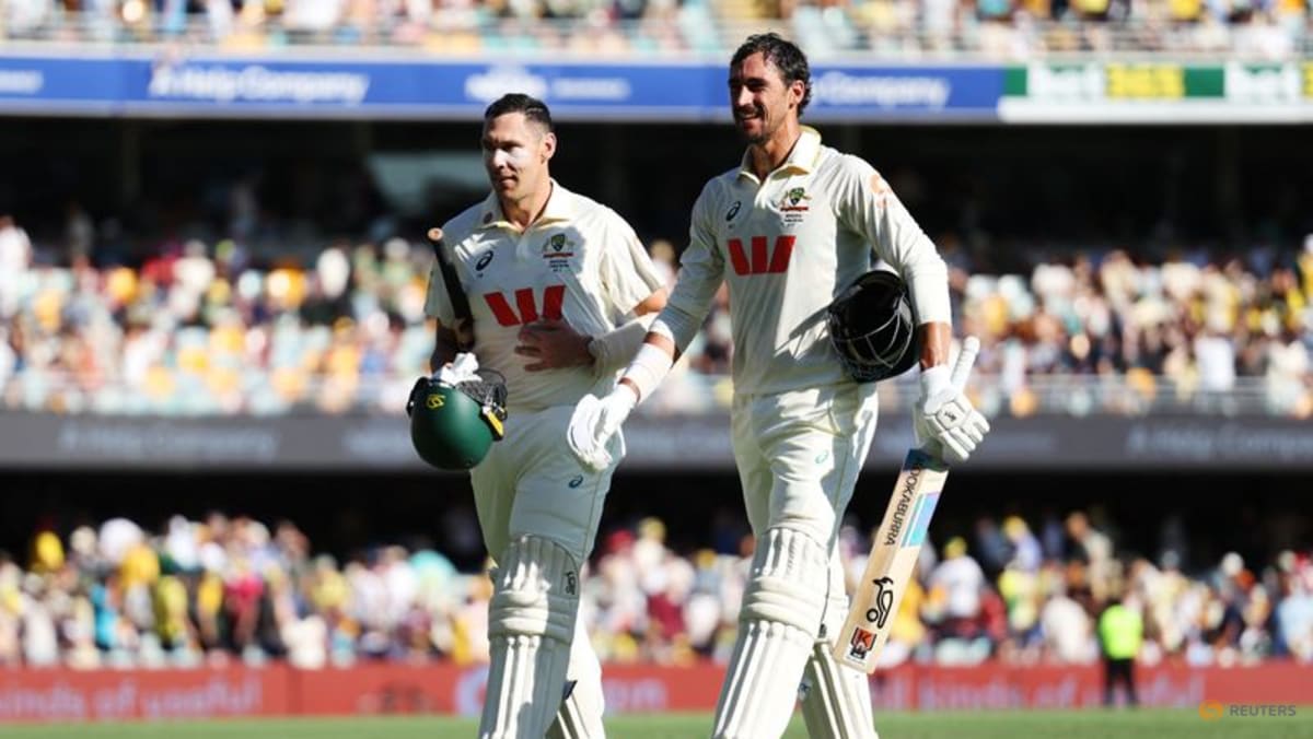Australia 450-8, lead by 116 runs in second Ashes test