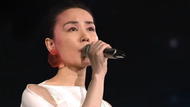 五度登央视春晚　王菲发际线腮红、红色“虾片”耳环瞬间爆红！