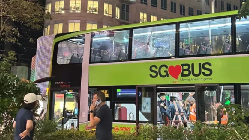 ஆர்ச்சர்ட் ரோட்டில் பேருந்து மீது போத்தல் வீசியெறியப்பட்டது - ஒருவருக்குக் காயம்