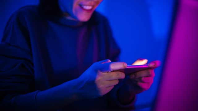不满被指横刀夺爱 女清洁工上传同乡女友自慰视频被判监