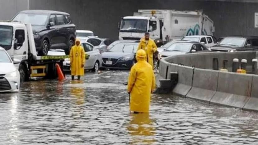 Banjir landa Jeddah, amaran hujan berterusan dikeluarkan Banjir landa Jeddah, amaran hujan berterusan dikeluarkan
