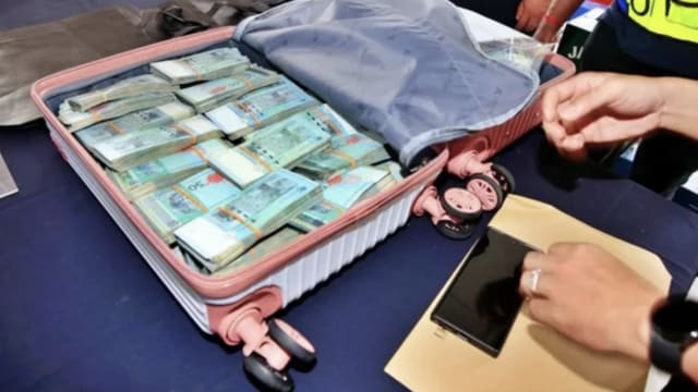 马国停车场行李箱藏14万巨款 一个月仍找不到失主