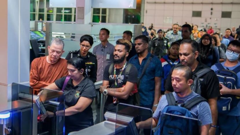 Malaysia akan muktamadkan penggunaan kod QR di CIQ Johor selepas 3 bulan percubaan fasa pertama Malaysia akan muktamadkan penggunaan kod QR di CIQ Johor selepas 3 bulan percubaan fasa pertama