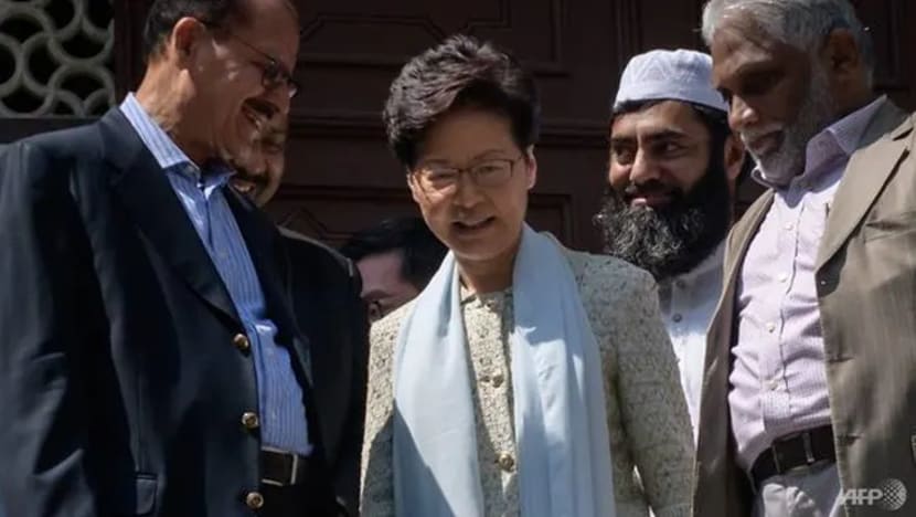 Carrie Lam lawat Masjid Kowloon yang terkena semburan cecair biru