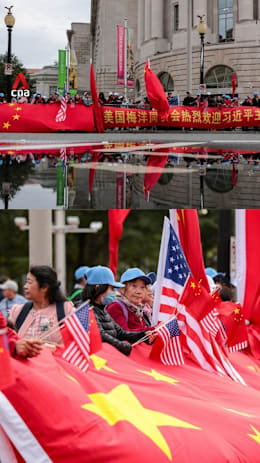 Chinese residents waiting outside hotel for Xi