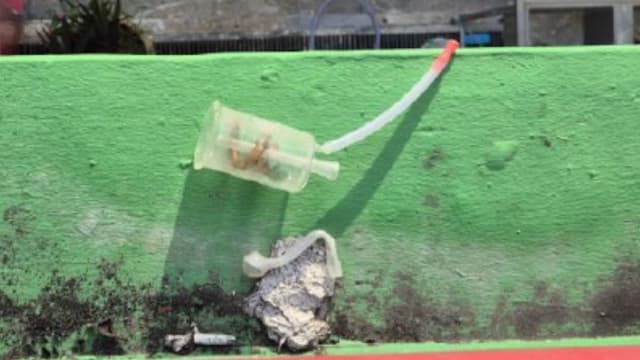 男女在酒店遇查拒开门受检 吸毒工具扔窗外图灭证