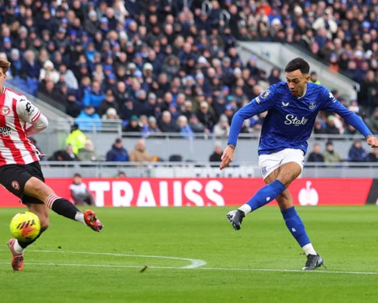 Everton, Palace complete Johnson-McNeil swap deal