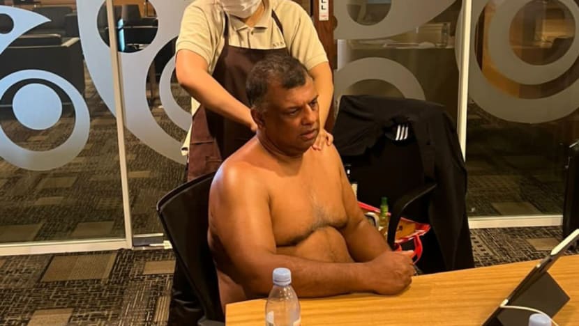 AirAsia boss Tony Fernandes draws flak for shirtless massage during work call AirAsia boss Tony Fernandes draws flak for shirtless massage during work call