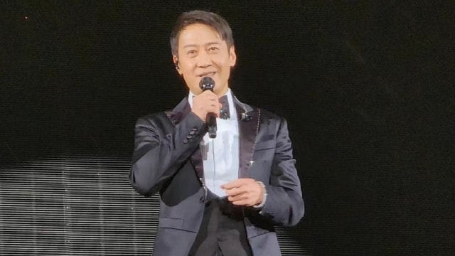 黎明演唱会爆流血意外　女歌迷挥手灯“重击观众头部”
