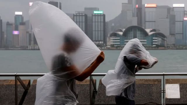 香港改发最高级别的10号风球