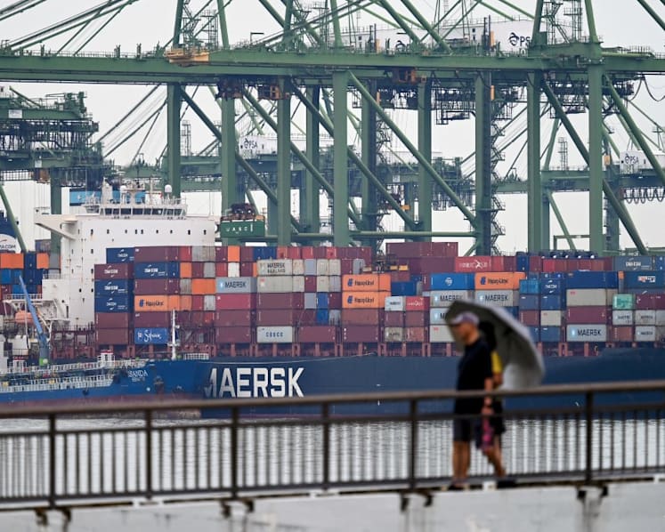 Singapore sees record port performance in 2025