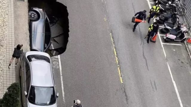台湾新竹惊现天坑吞车 特斯拉遭殃整辆掉洞里
