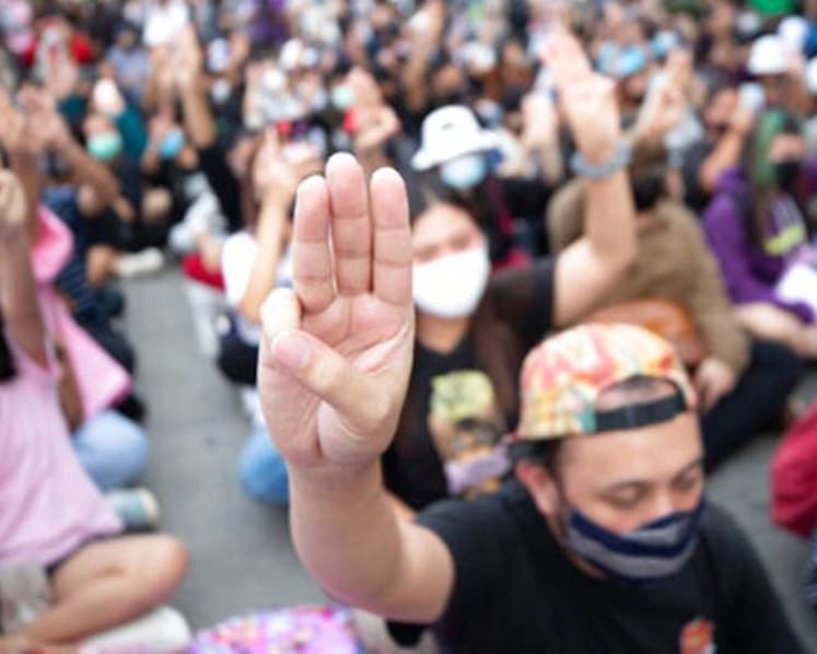 Rally outside Thai prison demands release of protesters