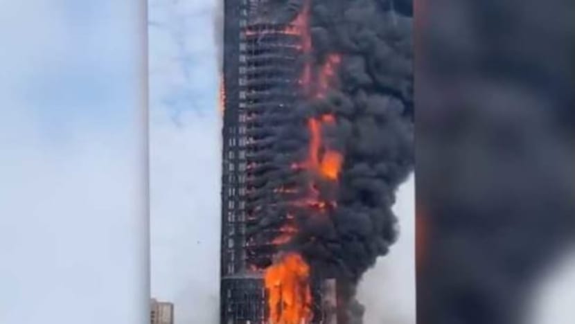 Kebakaran besar jejas teruk bangunan pejabat di Changsha, selatan China Kebakaran besar jejas teruk bangunan pejabat di Changsha, selatan China
