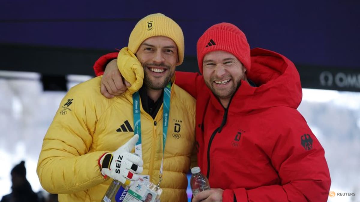 Bobsleigh-Lochner on top at halfway stage in German Two-Man battle