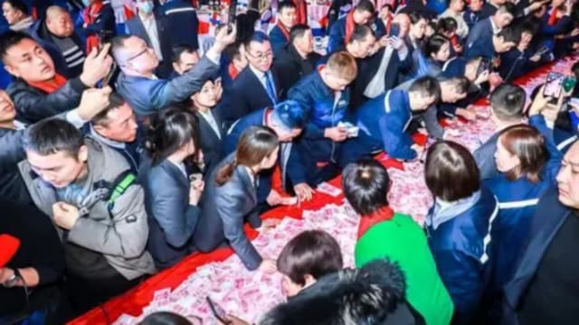 中国公司以数钱方式发2000万年终奖金 员工数钱数到手麻