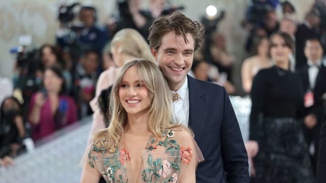 Robert Pattinson未婚妻疝气住院，自曝竟是“它”惹的祸！