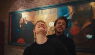 Naik bajaj di India, Ed Sheeran gandeng Shah Rukh Khan di video klip lagu Sapphire