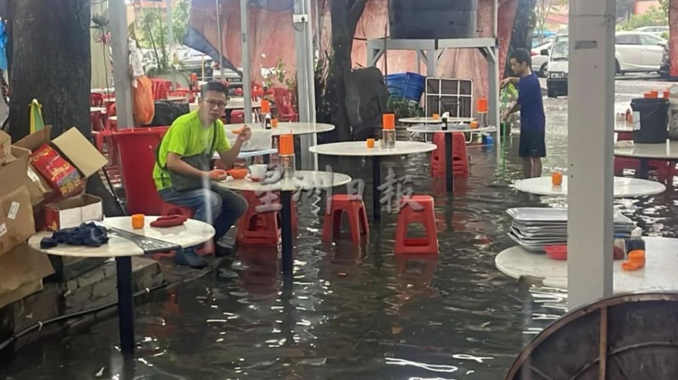 马来西亚吉隆坡12月12日午后突降暴雨，导致多处道路迅速淹水。（图：星洲日报）