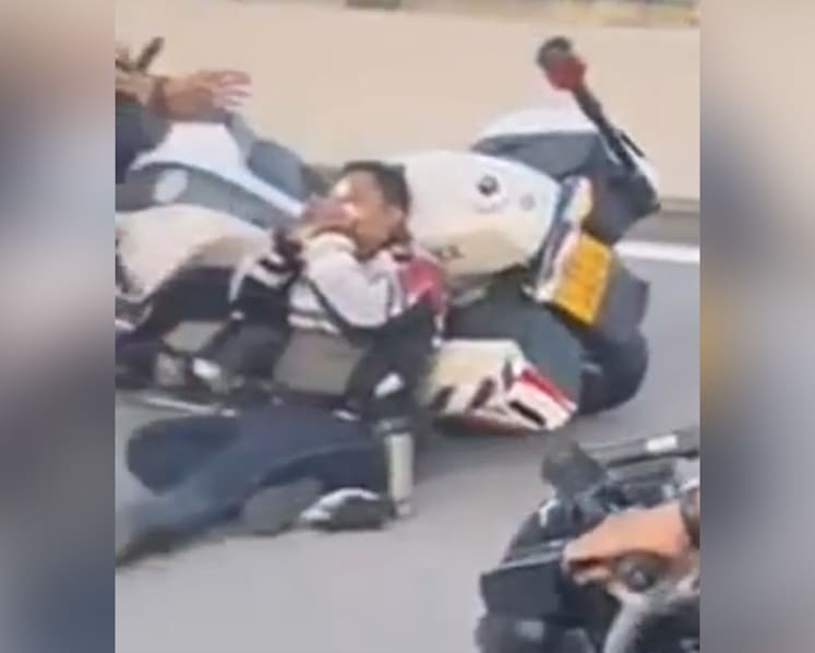 Traffic police officer taken to hospital after accident with car on BKE