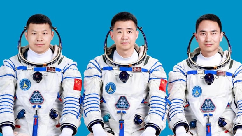 Puing antariksa hajar pesawat Shenzhou, 3 astronaut China terjebak di luar angkasa