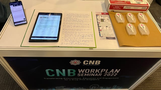 肃毒局采用便携式毒品检测仪