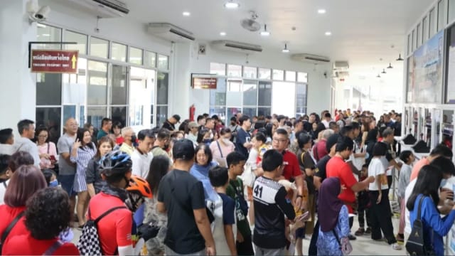 大批新马游客通关 泰国勿洞关卡挤爆