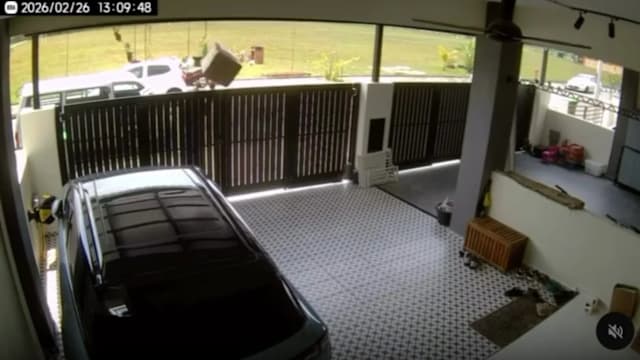 包裹贴满“易碎”标贴仍被抛进屋 18个瓷盘全碎