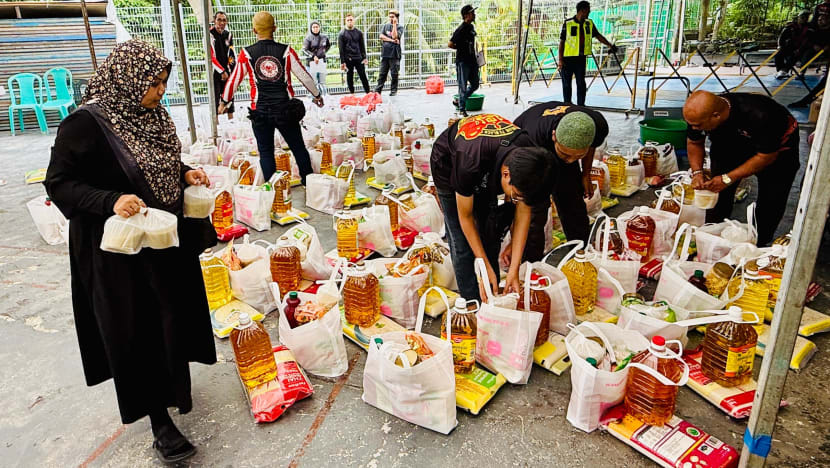 'The Kampung Bridge' beri habuan Hari Raya kepada keluarga bekas pesalah, bimbing anak mereka dalam kem solat