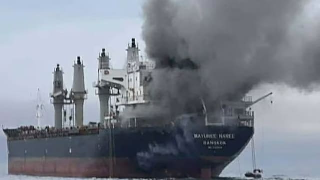 泰国货船在霍尔木兹海峡遭袭 三名船员疑被困机舱