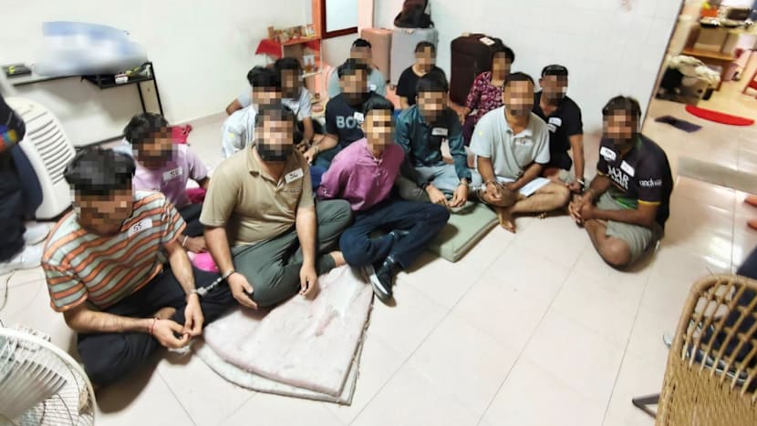 குடிநுழைவு விதிமீறல் - 13 பேர், அடைக்கலம் தந்தவர்  கைது 