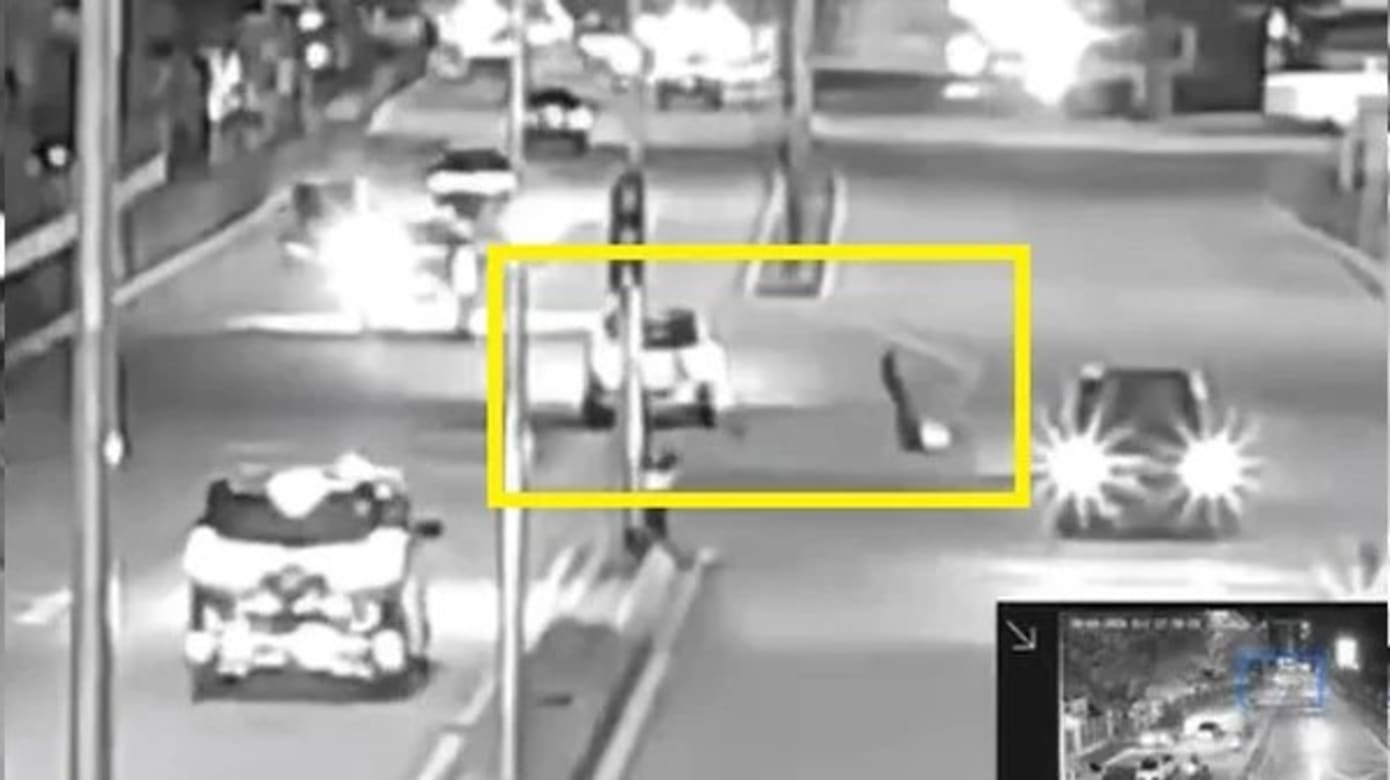 肇事车辆猛撞交警，导致对方被撞飞倒地。（图：中国报）