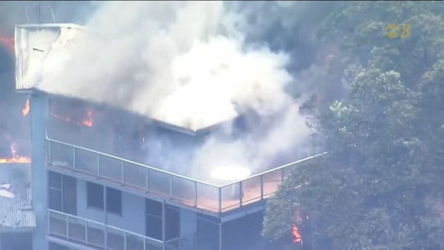 澳洲新南威尔士州多地林火肆虐 至少十多户民宅被烧毁