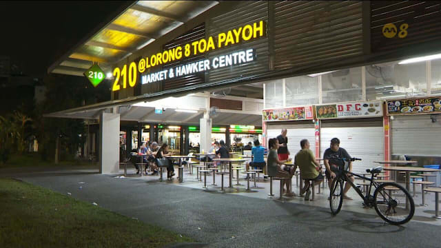 大巴窑8巷巴刹与熟食中心翻新后重开 摊贩被指在摊位外堆满肮脏碗盆