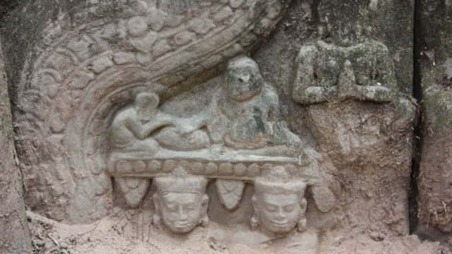 柬埔寨吴哥古寺浮雕 千年前已有“医院”与“把脉”