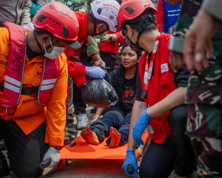 Bad weather hampers Indonesia ferry rescue, dozens still missing