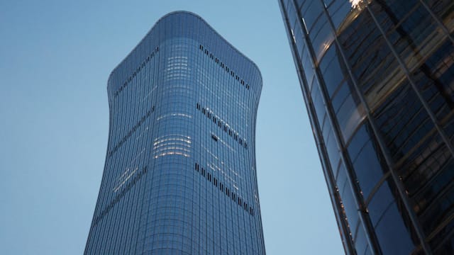 北京“中国尊”疑遭小飞机撞击 碎片坠落街头民众惊慌逃离