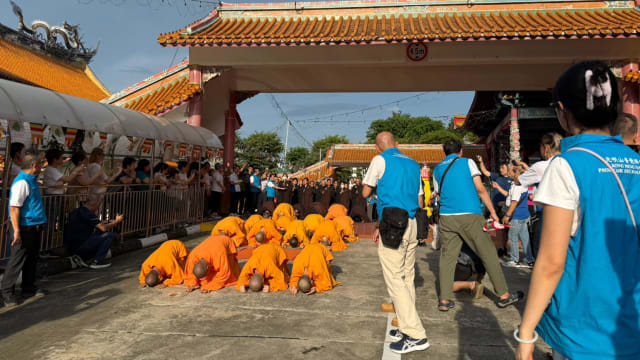 光明山普觉禅寺举行三步一拜活动 料多达8000人参与