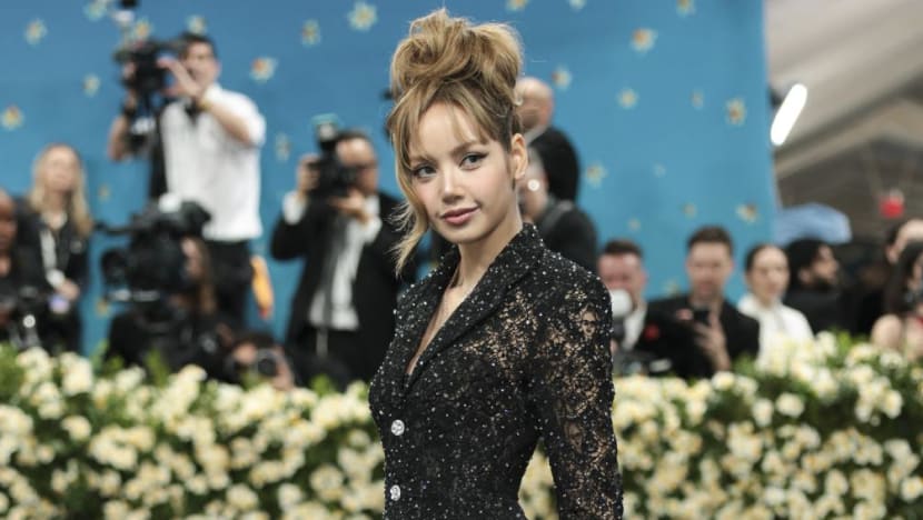 Lisa BLACKPINK dihujat gara-gara lingerie yang dikenakan di Met Gala Lisa BLACKPINK dihujat gara-gara lingerie yang dikenakan di Met Gala