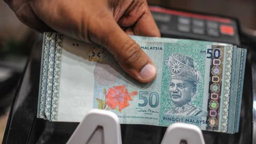 Ringgit M'sia junam ke paras terendah berbanding dolar SG: Siapa untung? Ringgit M'sia junam ke paras terendah berbanding dolar SG: Siapa untung?