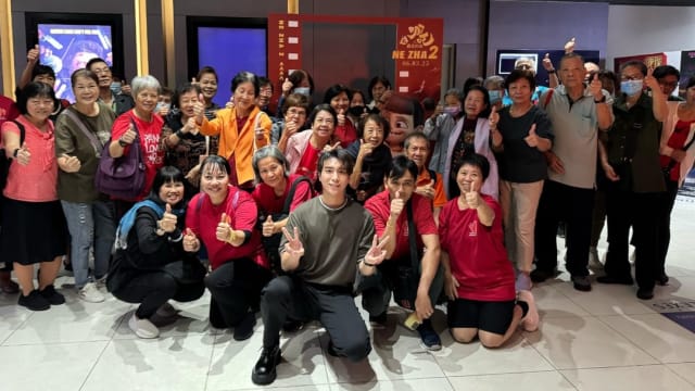 支持“Save Our Screens”号召，丘俊鑫请独居老人看《哪吒2》、吃哪吒红龟粿