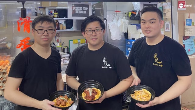 每天可卖上200份！年轻小贩售卖港式滑蛋饭　人气爆棚