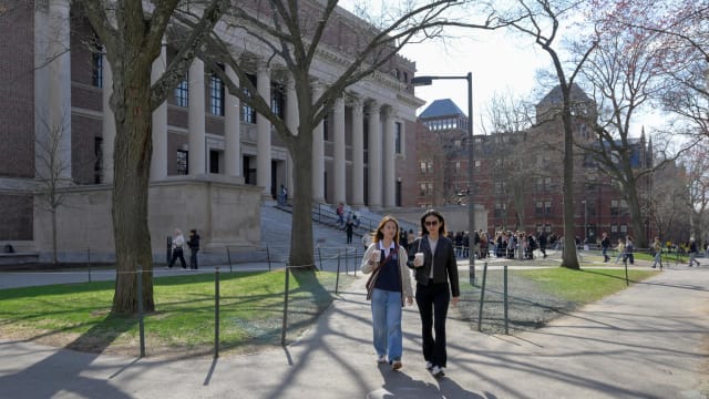 美国政府禁止哈佛大学招收国际学生 中国：坚定维护留学生及学者权益